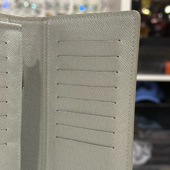 Louis Vuitton Brazza Monogram Logo White Wallet Limited Edition - Picture 4 of 6